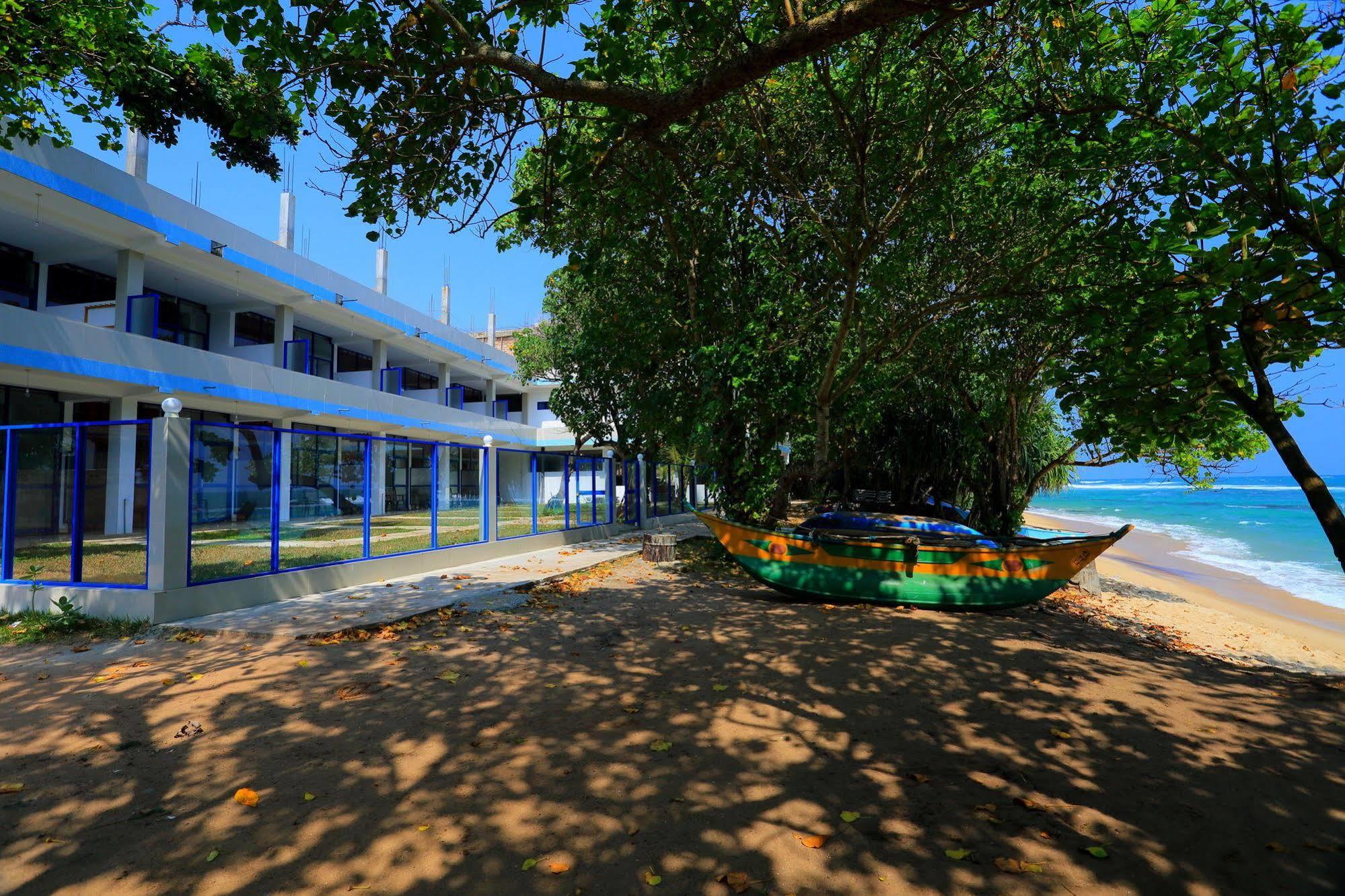 Paradise Beach Resort & Diving School Mirissa Bagian luar foto